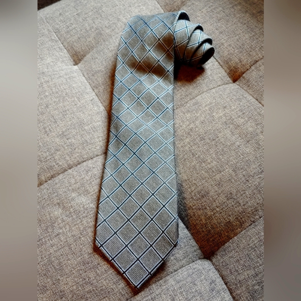 Excellent Used Condition Men's PETER MILLAR Hand Folded 100% Silk Tie.
